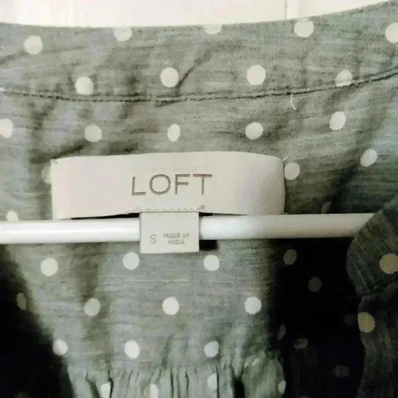 Ann Taylor loft gray blouse with white polka dots size small - Picture 4 of 4